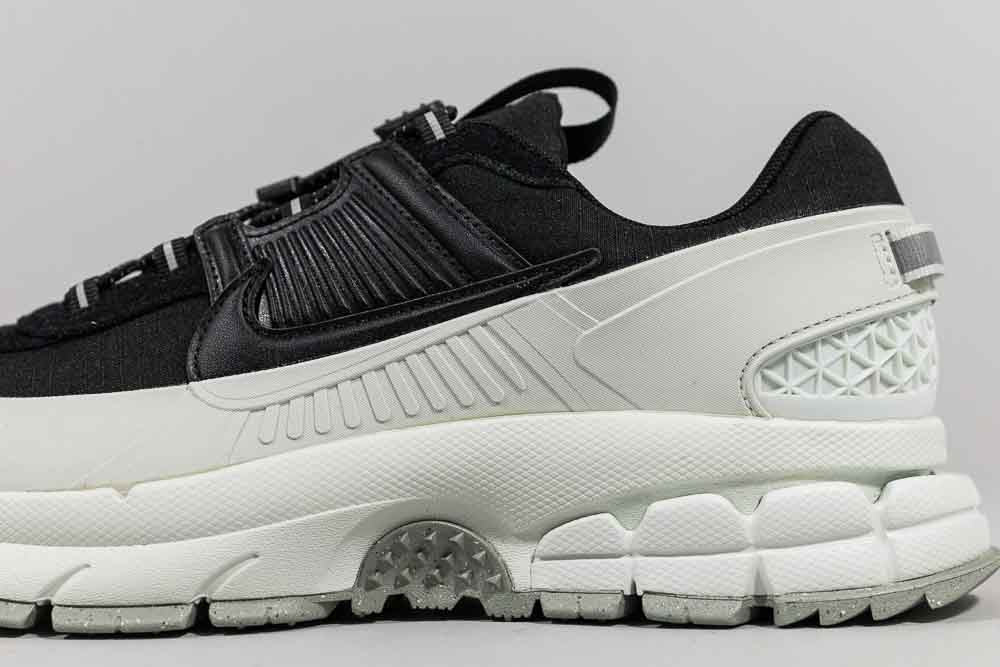 Nike Zoom Vomero Roam 'Black and Light Silver'